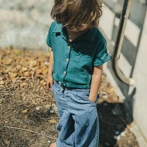 Fillette portant la chemisette crop Gabian