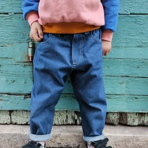Zoom sur le jean Moustique de Marmaï Patterns porté par un enfant